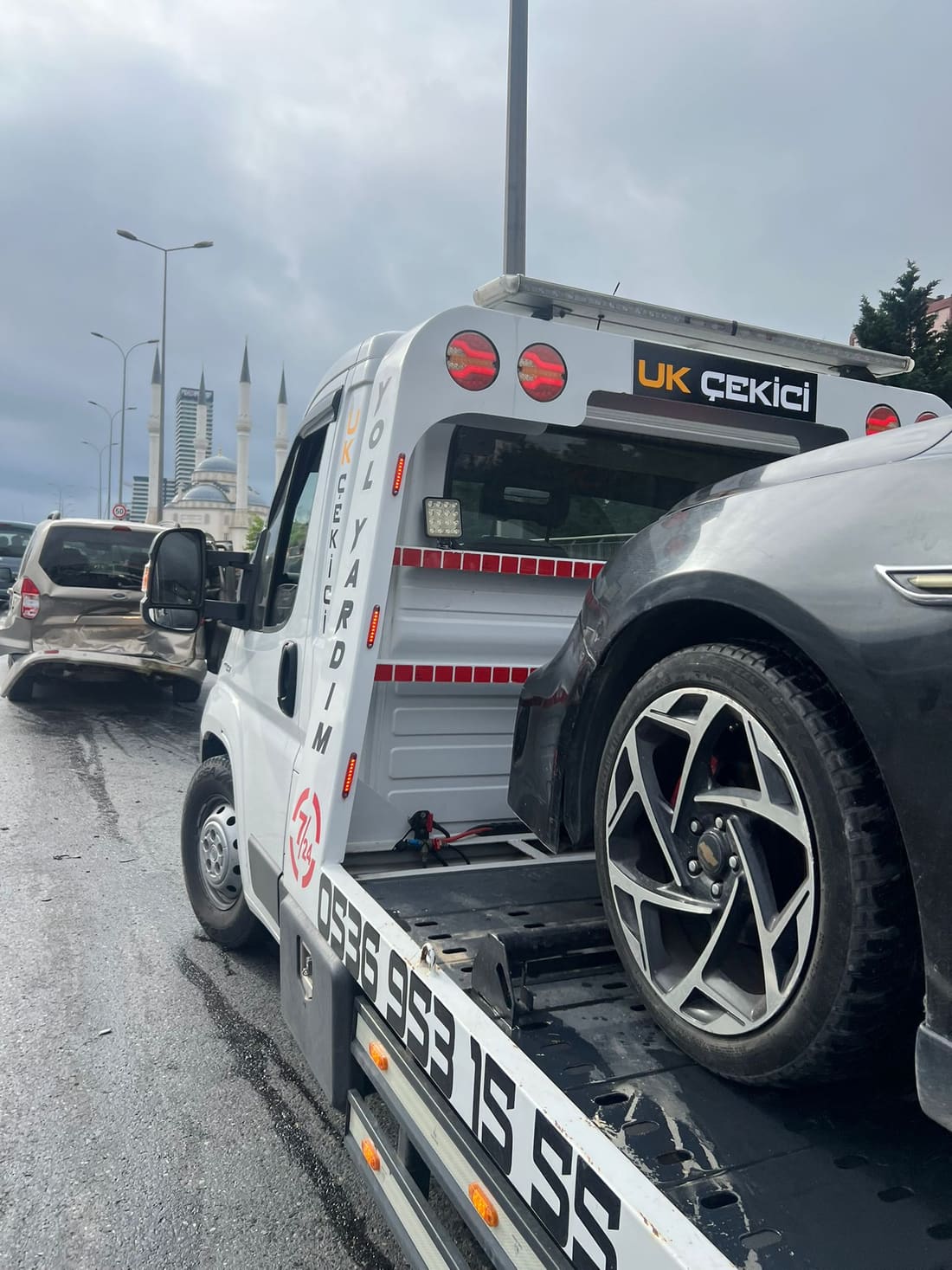 İstanbul Avrupa Yakası Çekici için Acil oto kurtarma sırasında yüklenen araç